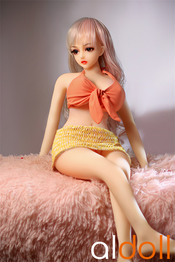 Papusa sexuala cu sani uriasi