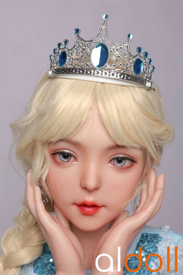 Poupée de sexe aux seins énormes